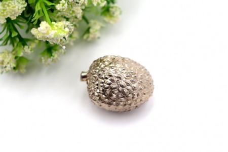 Caixa de comprimidos em prata em forma de morango em vulto perfeito